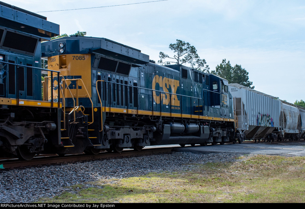 CSX 7085 trails on M442 (Tampa to Waycross) 